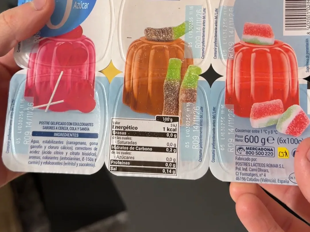 Pack de seis gelatinas 0 % azúcar de Hacendado en la mano