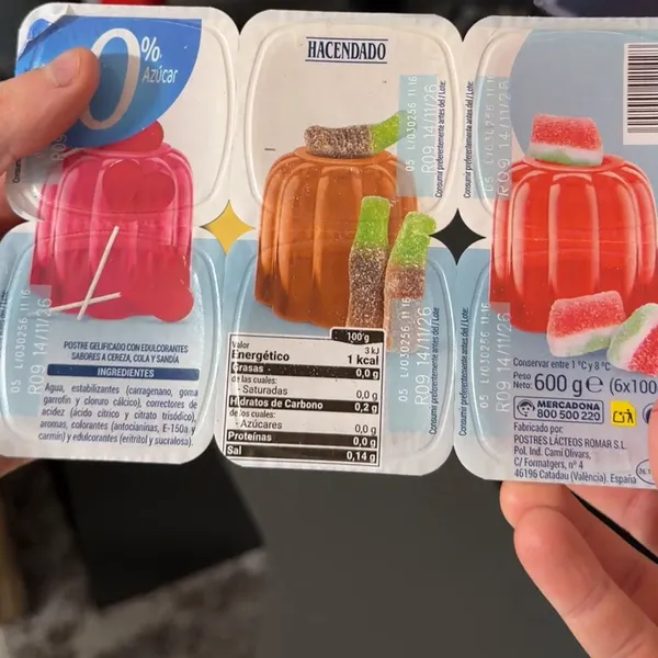 Pack de seis gelatinas 0 % azúcar de Hacendado en la mano