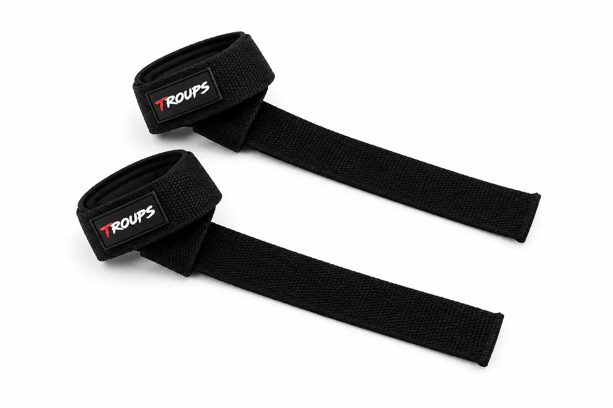 Par de straps Troups sobre fondo blanco, con el lazo y el logo de goma a la vista