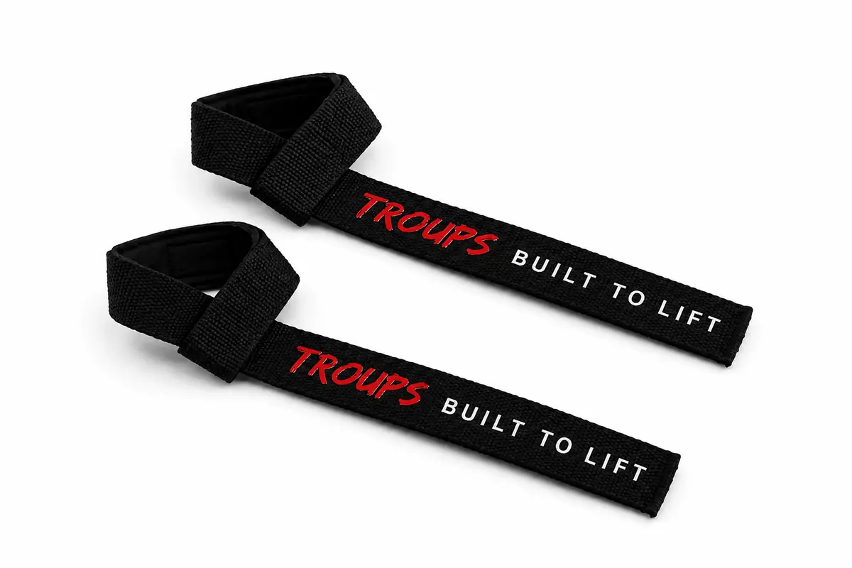 Par de straps Troups de algodón negro con TROUPS en rojo y BUILT TO LIFT en blanco, sobre fondo de estudio