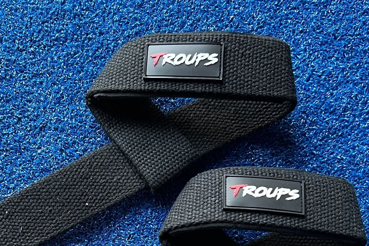Detalle del lazo cosido y del logo de goma Troups en el extremo del strap