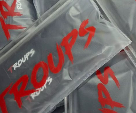 Bolsa con cierre y el logo Troups en rojo, el packaging del primer lote
