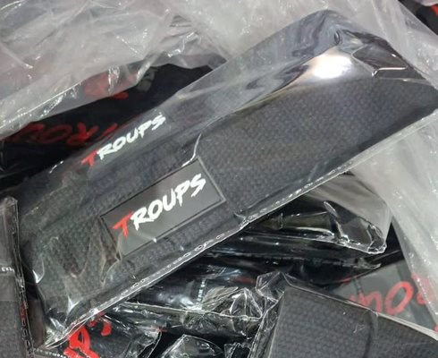 Straps Troups recién fabricados: cinta negra con el logo en rojo y la etiqueta de goma